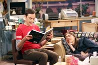 The Big Bang Theory – Als Sheldon (Jim Parsons, l.) Amy (Mayim Bialik, r.) aufsucht, findet er sie mit einer schweren Erkältung vor und da sie auf die Beziehungsrahmenvereinbarung pocht, bleibt ihm nichts anderes übrig, als sich um seine kranke Freundin zu kümmern ...