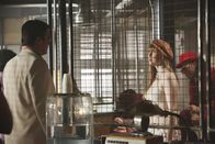 Castle – L-R: Castle (Nathan Fillion) fragt sich, warum seine Tochter Alexis (Molly C. Quinn) ausgerechnet das bauchfreie Oberteil als 70er-Jahre-Look auswählen musste. Schließlich gab es damals doch auch hübsche Folklore-Blusen ...