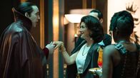 Renfield – l-r: Dracula (Nicolas Cage), Bellafrancesca Lobo (Shohreh Aghdashloo)