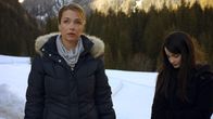 Frühling – Elke Liebherr (Aglaia Szyszkowitz, l.) freut sich nicht sonderlich über die Aussicht, gemeinsam mit ihrer Tochter Pia (Gloria Endres de Oliveira) eine abgelegene Alm in den Bergen zu beziehen.