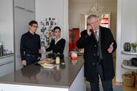 Der Staatsanwalt – Oberstaatsanwalt Bernd Reuther (Rainer Hunold, r.) wird nicht so recht schlau aus dem introvertierten Alexander Gruber (Max Krause, l.) und seiner Mutter Miriam Gruber (Tatjana Clasing, M.).