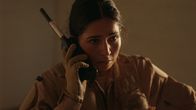 High-Flyers – Leyla Demir (Sinem Kavus) versucht zu erklären, dass sie Teil einer Erpressung sind und dass das Leben von Guus dabei auf dem Spiel steht. Kann sie ihn rechtzeitig überzeugen?