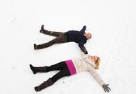 Sturm der Liebe – ARD STURM DER LIEBE FOLGE 1503 Uhr im ERSTEN. Ausgelassen tollen André (Joachim Lätsch) und Nicola (Kerstin Gähte) im Schnee herum.