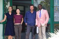 Death in Paradise – Der Vulkanologe Stephen Langham wurde tot aufgefunden. Zwar hatte er Herzprobleme, doch ist auch ein Mord nicht auszuschließen. Nun geraten seine engsten Vertrauten und Kollegen Victoria Baker (Natasha Little, l.), Megan (Emily Taafee, 2.v.l.), Daniel Langham (Douglas Hodge, 2.v.r.) und sogar Bürgermeister Joseph Richards (Cyril Nri, r.) unter Verdacht, denn sie alle haben ein Motiv.