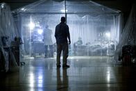 Carriers – Steht vor einer fast vereinsamten und nicht mehr funktionierenden Krankenstation: Frank (Christopher Meloni) ist völlig verzweifelt ...