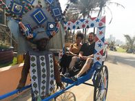 Verrückt nach Meer – Die Passagiere Miriam und Stephan machen eine Rikscha-Fahrt auf der Strandpromenade von Durban, Südafrika. Die bunt gekleideten Rikscha-Männer sind seit den 20er Jahren ein touristisches Highlight. Rikscha-Führer Simon hat sein Handwerk von der Pike auf gelernt.