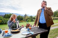 Die Rosenheim-Cops – Kommissar Stadler (Dieter Fischer, r.) wollte gerade mit Marie Hofer (Karin Thaler, l.) frühstücken, als ihn der Anruf von Frau Stockl erreicht: „Es gabat a Leich“.