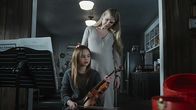 American Horror Story – Alma Gardner (Ryan Kiera Armstrong, l.); Doris Gardner (Lily Rabe, r.)