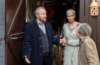 Großstadtrevier – Gertrud Böckmann (Monika Lennartz, r.) stellt ihren Mann Rolf (Gerhard Garbers, l.) zur Rede, weil er immer öfter Zeit bei der Nachbarin Sabine Ritter (Ulrike Hübschmann, M.) verbringt.