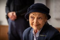 SOKO Potsdam – Bei ihrer Vernehmung zeigt Gabriele Spickendorff (Barbara Schöne) keine Gefühlsregung über den Tod ihrer Nichte Julia. Als rechtmäßige Erbin hätte sie nicht leer ausgehen müssen. Doch dass ihre Nichte ihr die alljährliche Reise nach Venedig verbot, konnte Spickendorff nicht akzeptieren. Musste Julia Wiedmer deshalb sterben?