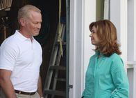 Desperate Housewives – Gemeinsam mit Mrs. McCluskey macht sich Katherine (Dana Delany, r.) auf, um mehr über den neuen Nachbarn Dave (Neal McDonough, l.) herauszufinden ...