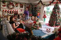 The Last Man on Earth – Damit nicht alle Feste und Feiertage in Vergessenheit geraten, wollen (im Uhrzeigersinn) Gail (Mary Steenburgen), Melissa (January Jones), Erica (Cleopatra Coleman), Todd (Mel Rodriguez), Carol (Kristen Schaal), Tandy und Phil wenigstens das Weihnachtsfest feiern ...