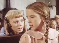 Unsere kleine Farm – Wiederholt versucht Nellie (Alison Arngrim, l.), ihre Schulkollegin Laura (Melissa Gilbert, r.) zu demütigen.