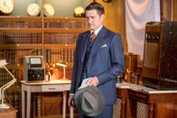 Father Brown – Inspector Sullivan (Tom Chambers) begutachtet den Tatort vom Mord an Jacob Francis.