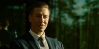 Exit – William Bergvik (Pål Sverre Hagen) ist nach einer schweren Zeit nach Hause zurückgekehrt und will nun wieder voll durchstarten. Dazu trennt er sich sich von Allem, was ihn zurückhält.