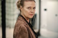 Die Chefin – Vera Lanz (Katharina Böhm) berührt der Tod des alkoholkranken Architekten Johann Kasdorf. Er hinterlässt eine nun verwaiste Tochter.