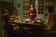 Love Child – (v.l.n.r.) Mr. Wilder (Paul Gleeson); Frances Bolton (Mandy McElhinney); Martha Tennant (Miranda Tapsell)