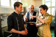 Friesland – Endlich hat Hobbykoch Wolfgang Habedank (Holger Stockhaus, l.) die Chance, Restaurantchefin Claudia Luirs (Adina Vetter r.) und deren Bruder Sören (Simon Zagermann, M.) seine Kochküste zu präsentieren.