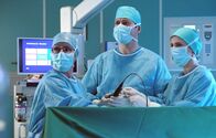 In aller Freundschaft – Dr. Philipp Brentano (Thomas Koch (mi.) und Dr. Maria Weber (Annett Renneberg, re.) operieren Frank Geißler. Doch dann finden die beiden etwas ziemlich Ungewöhnliches.