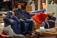Call Me Kat – Oscar (Christopher Rivas, l.); Kat (Mayim Bialik, r.)