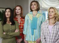 Desperate Housewives – Rückblick in vergangene Zeiten: Susan (Teri Hatcher, l.), Bree (Marcia Cross, 2.v.l.), Mary Alice (Brenda Strong, 2.v.r.) und Lynette (Felicity Huffman, r.) ...