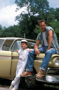 Perfect World – Butch Haynes (Kevin Costner,r.) nimmt nach einem Gefängnisausbruch den achtjährigen Phillip (T.J. Lowther) als Geisel.