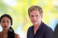 Death in Paradise – Max (Chris Geere, r.) hat seine Fluglinie bestohlen und das Diebesgut zusammen mit Simone (Kathryn Drysdale, l.) verkauft. Kam Natascha dahinter und musste deshalb sterben?