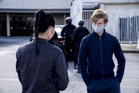 MacGyver – Desi Nguyen (Levy Tran, l.); Angus MacGyver (Lucas Till, r.)