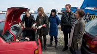 SOKO Wismar – Beim Verladen eines Autos am Hafen wird die Leiche eines jungen Mannes entdeckt. Vor Ort sind Nils Theede (Jonas Laux, l.), Dr. Helene Sturbeck (Katharina Blaschke, 2.v.l.), Leena Virtanen (Li Hagman, M.), Kai Timmermann (Mathias Junge, 2.v.r.) und Katrin Börensen (Claudia Schmutzler, r.).