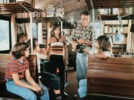 Das fliegende Klassenzimmer – Dr. Robert Uthofft (Heinz Reincke) ist bei den Schülern der Internatsklasse sehr beliebt. Sie nennen ihn den "Nichtraucher", weil er in einem ausrangierten Eisenbahnwagen lebt.