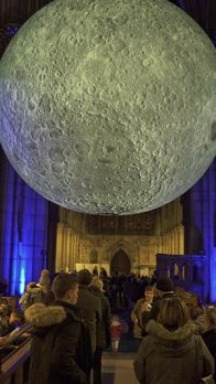 Die Rückkehr zum Mond – In einer Kathedrale im englischen Doncaster ist ein riesiges Mond-Modell ausgestellt.