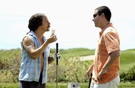 50 erste Dates – Gemeinsam mit Ula (Rob Schneider, l.) überlegt sich Henry (Adam Sandler, r.) einen Plan, wie er Lucy für sich gewinnen kann ...