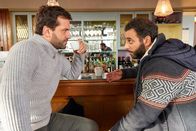 Heldt – Heldt (Kai Schumann, l.) sucht sich Rat bei seinem Kumpel Achmed (Yunus Cumartpay, r.), weil er Ellens Reaktion auf sein Nein zum Zusammenziehen nicht richtig deuten kann.