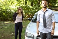 Manifest – Michaela Stone (Melissa Roxburgh, l.); Jared Vasquez (J.R. Ramirez, r.)
