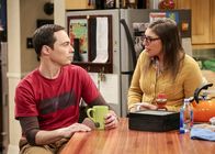 The Big Bang Theory – Penny und Leonard lernen mehr über ihre Beziehung, während auch Amy (Mayim Bialik, r.) immer wieder Erstaunliches über Sheldon (Jim Parsons, l.) erfährt ...
