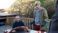 SOKO Wismar – Die Jensens, Piet (Robert Beyer, l.) und Vera (Kristina Brons, r.), hatten für ihren Nachbarn anscheinend nicht sehr viel übrig. Er hatte sich oft über den Lärm der Hundezucht beschwert. Doch angeblich konnten auch die meisten anderen Bewohner des Dorfes Krusenhagen den Bankmanager nicht ausstehen.