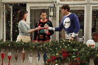 Two and a Half Men – Weihnachten naht und Rose (Melanie Lynskey, l.), Walden (Ashton Kutcher, r.) und Alan (Jon Cryer, M.) erleben ein ganz besonderes Fest zusammen ...