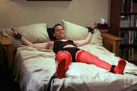 Two and a Half Men – Alan (Jon Cryer) trifft sich mit seiner Internetbekanntschaft Beverly, einer attraktiven Frau, die schon viele Enttäuschungen hinter sich hat. Sie finden Gefallen aneinander und landen im Bett. Aber nicht so, wie Alan es erwartet hat