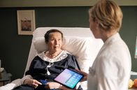 In aller Freundschaft – Jutta Weichsel (Doris Buchrucker, li.) ist "Doktorin für Puppen und Spielzeug". Dr. Kathrin Globisch (Andrea Kathrin Loewig, re.) hat eine Puppe verloren, die Juttas Enkelin ihr da gelassen hat. Nun ist die ganze Klinik auf der Suche nach ihr.