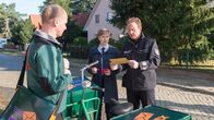 SOKO Wismar – Austauschpolizistin Stine Bergendal (Sidsel Hindhede, M.) und Polizeihauptmeister Kai Timmermann (Mathias Junge, r.) hören sich in der Nachbarschaft um. Der Briefträger Jochen Schubert (Christian Hockenbrink, l.) hat nichts Ungewöhnliches bemerkt, händigt den beiden jedoch Falk Schöllers Post aus: eine Vorladung zu einer Anhörung vor Gericht.