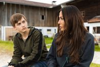 Frühling – Katja Baumann (Simone Thomalla) spürt, dass Theo (Valentin Just) etwas sehr bedrückt.