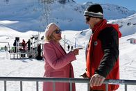 Die Bergretter – Rudi (Michael Pascher, r.) überbringt Elisa Rödder (Sonja Kirchberger) die Nachricht, dass die Schneekanonen für das Event gestoppt werden müssen. Diese hält es zuerst für einen Scherz.