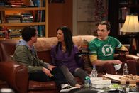 The Big Bang Theory – Trotz Verbot von Raj wollen Priya (Aarti Mann, M.) und Leonard (Johnny Galecki, l.) eine Beziehung eingehen. Sheldon (Jim Parsons, r.) ist darüber entsetzt ...