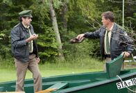 Hubert und Staller – Hubert (Christian Tramitz, rechts) und Staller (Helmfried von Lüttichau) finden Spuren am Tatort.