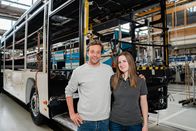 Checker Tobi – In Neu-Ulm zeigt Lackiermeisterin Annika Tobi, wie ein Bus gebaut wird. Weiteres Bildmaterial finden Sie unter www.br-foto.de.
