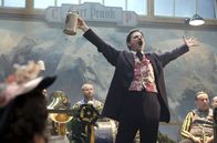 Oktoberfest 1900 – Curt Prank (Mišel Matičević) feiert sich selbst vor der Blaskapelle in seiner Bierburg auf dem Münchner Oktoberfest.