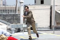 Monk – Adrian Monk (Tony Shalhoub) gibt sich einen Ruck und eilt seiner Assistentin zu Hilfe und das obwohl sie sich auf dem Dach eines Hochhauses befindet ...