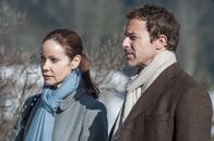 Der Bergdoktor – Lisa (Ann-Kathrin Kramer, l.) und Leon Richthofen (Gedeon Burkhard, r.) sind angespannt. Gleich lernen sie ihren leiblichen Sohn kennen.
