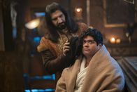 What We Do in the Shadows – Nandor (Kayvan Novak, l.); Guillermo (Harvey Guillén, r.)