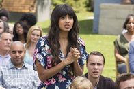 The Good Place – Als Michael ein schockierendes Geständnis macht, weiß Tahani (Jameela Jamil) nicht, wie sie damit umgehen soll ...